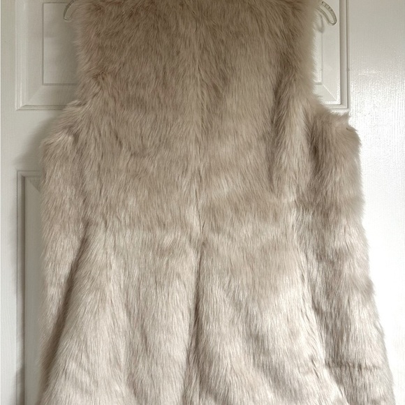 Banana Republic faux fur vest size small - Picture 2 of 8
